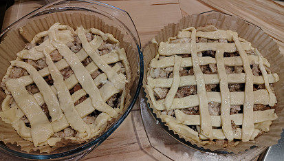 Jablečný linecký koláč, Linecký koláč s jablkovou náplní potřený bílkem.