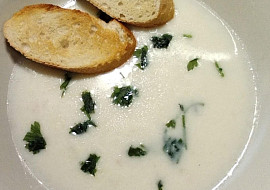 Krémová česnečka (Jednoduchá, rýchla, dobrá polievka.)