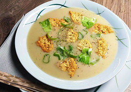 Květákový krém se sýrovými chipsy