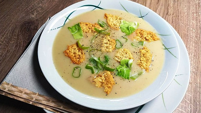 Květákový krém se sýrovými chipsy