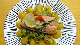 Pstruh lososovitý na rozmarýnu