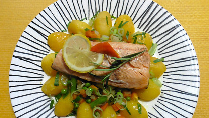 Pstruh lososovitý na rozmarýnu