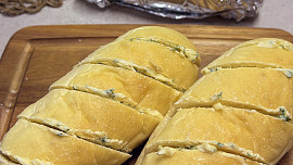 Rozpékané bagetky s bylinkovým máslem