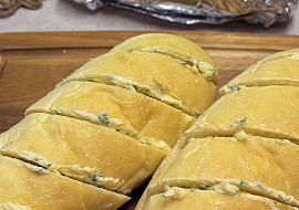 Rozpékané bagetky s bylinkovým máslem