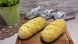 Rozpékané bagetky s bylinkovým máslem