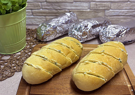 Rozpékané bagetky s bylinkovým máslem