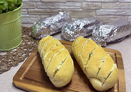 Rozpékané bagetky s bylinkovým máslem