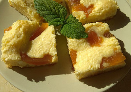 Rychlá tvarohová buchta s povidlím jako hanácké koláče (S marhuľovým džemom)