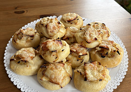 Slaninové vdolečky s cibulí a sýrem