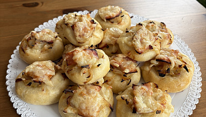 Slaninové vdolečky s cibulí a sýrem