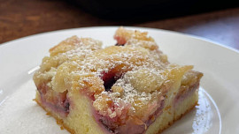 Tvarohovo-jablkový koláč se švestkami