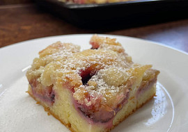 Tvarohovo-jablkový koláč se švestkami