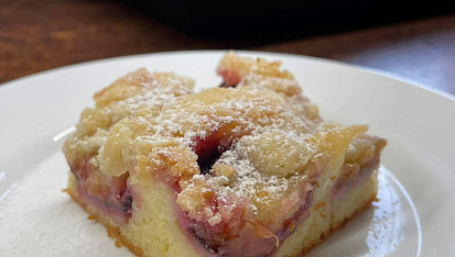 Tvarohovo-jablkový koláč se švestkami