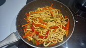 Udon nudle se zeleninou a teriyaki omáčkou