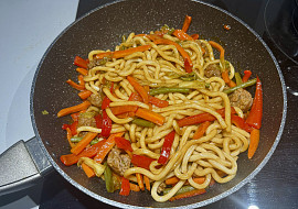 Udon nudle se zeleninou a teriyaki omáčkou