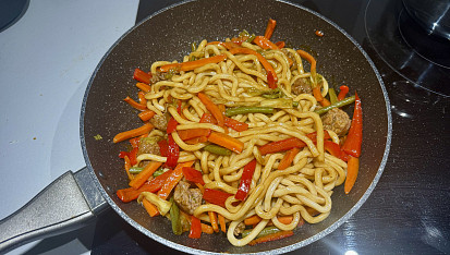 Udon nudle se zeleninou a teriyaki omáčkou