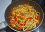 Udon nudle se zeleninou a teriyaki omáčkou