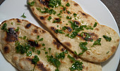 Česnekový naan (indická placka)