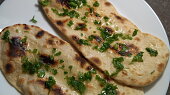 Česnekový naan (indická placka)