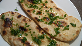 Česnekový naan (indická placka)