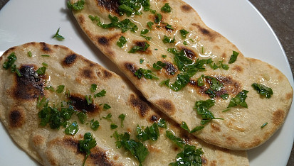 Česnekový naan (indická placka)