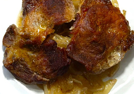 Farmářská krkovička v cibuli a pivu