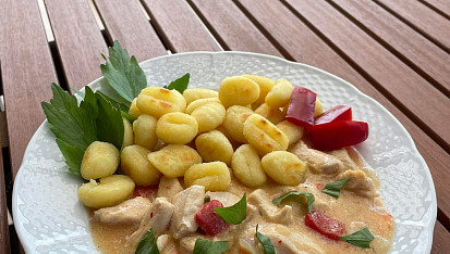 Kuřecí nudličky v jogurtové omáčce s křupavými gnocchi