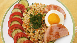 Zeleninový kuskus s kuřecí šunkou a volským okem