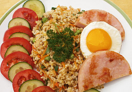 Zeleninový kuskus s kuřecí šunkou a volským okem