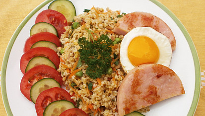 Zeleninový kuskus s kuřecí šunkou a volským okem