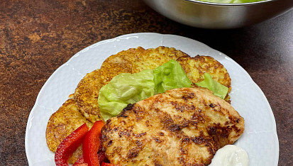 Marinovaný kuřecí plátek s bramboráčky