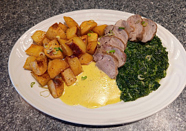 Panenka na špenátovém lůžku se sýrovou omáčkou