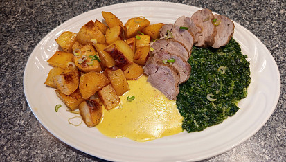 Panenka na špenátovém lůžku se sýrovou omáčkou