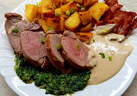 Panenka na špenátovém lůžku se sýrovou omáčkou (...s pepřovo-hořčicovou omáčkou)