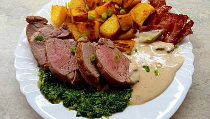 Panenka na špenátovém lůžku se sýrovou omáčkou, ...s pepřovo-hořčicovou omáčkou