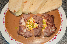 .. omáčka se smetanou a knedlík