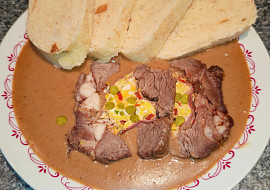 Pečený nadívaný hovězí krk (.. omáčka se smetanou a knedlík)