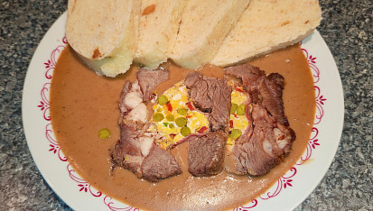 Pečený nadívaný hovězí krk, .. omáčka se smetanou a knedlík