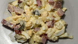 Povelikonoční vajíčkový salát s uzeným masem