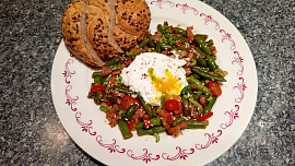 Teplý salát z fazolek se ztraceným vejcem