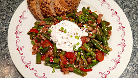 Teplý salát z fazolek se ztraceným vejcem