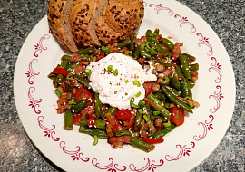 Teplý salát z fazolek se ztraceným vejcem