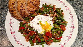 Teplý salát z fazolek se ztraceným vejcem