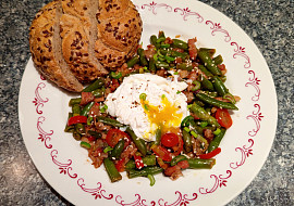 Teplý salát z fazolek se ztraceným vejcem