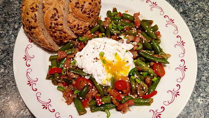 Teplý salát z fazolek se ztraceným vejcem