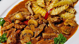 Vepřové nudličky se žampiony a paprikou