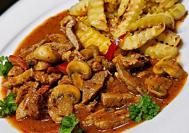 Vepřové nudličky se žampiony a paprikou