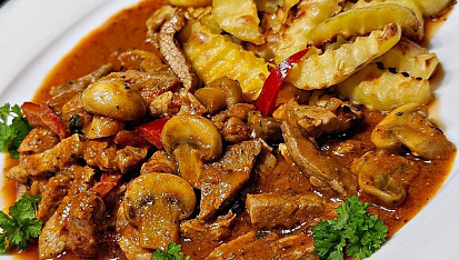 Vepřové nudličky se žampiony a paprikou