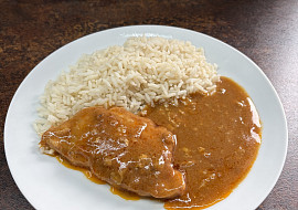 Vepřové plátky na kmíně s rýží