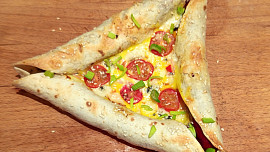 Zapečená tortilla jinak (párky, vejce, šunka, sýr)